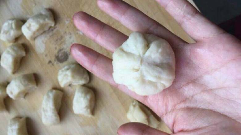 红豆酥,像包包子一样收口。