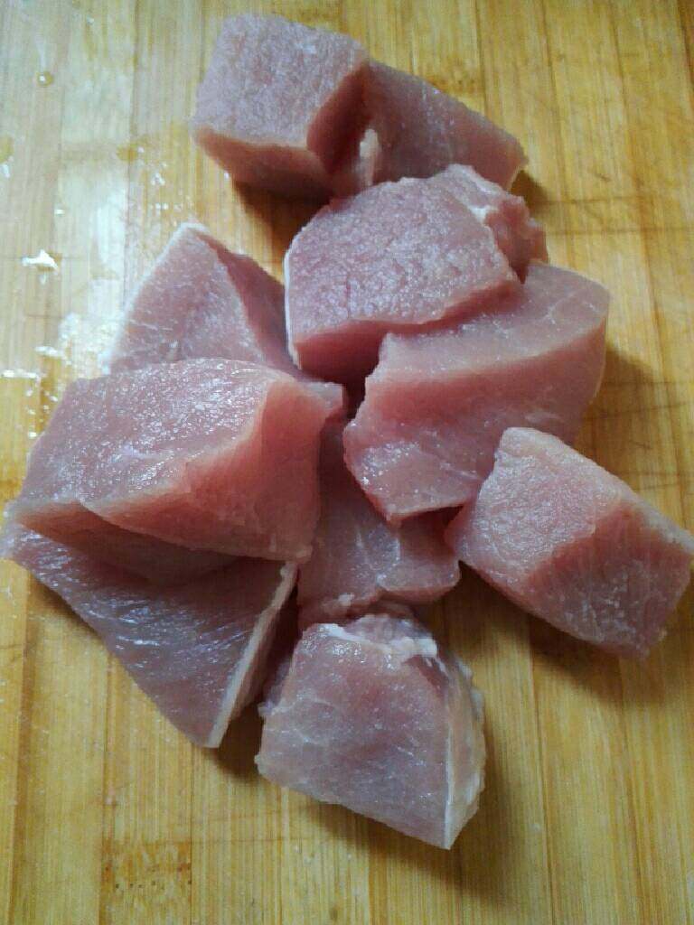 猪肉松,猪肉洗净,切小块。