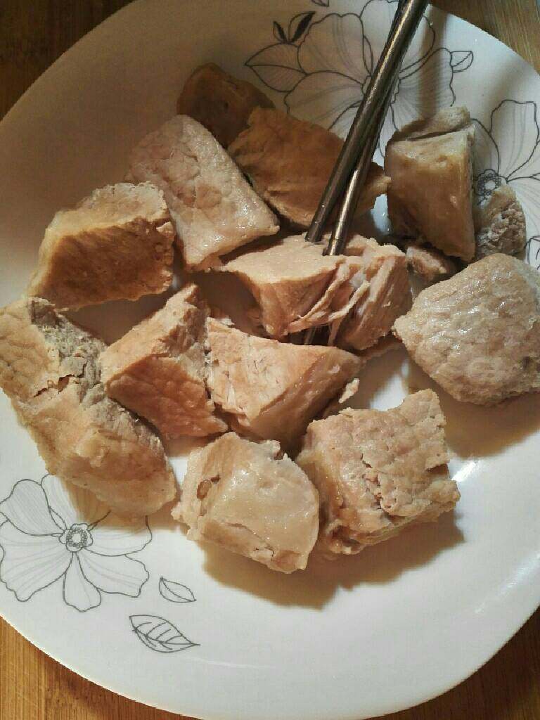 猪肉松,煮熟后捞出,晾凉。