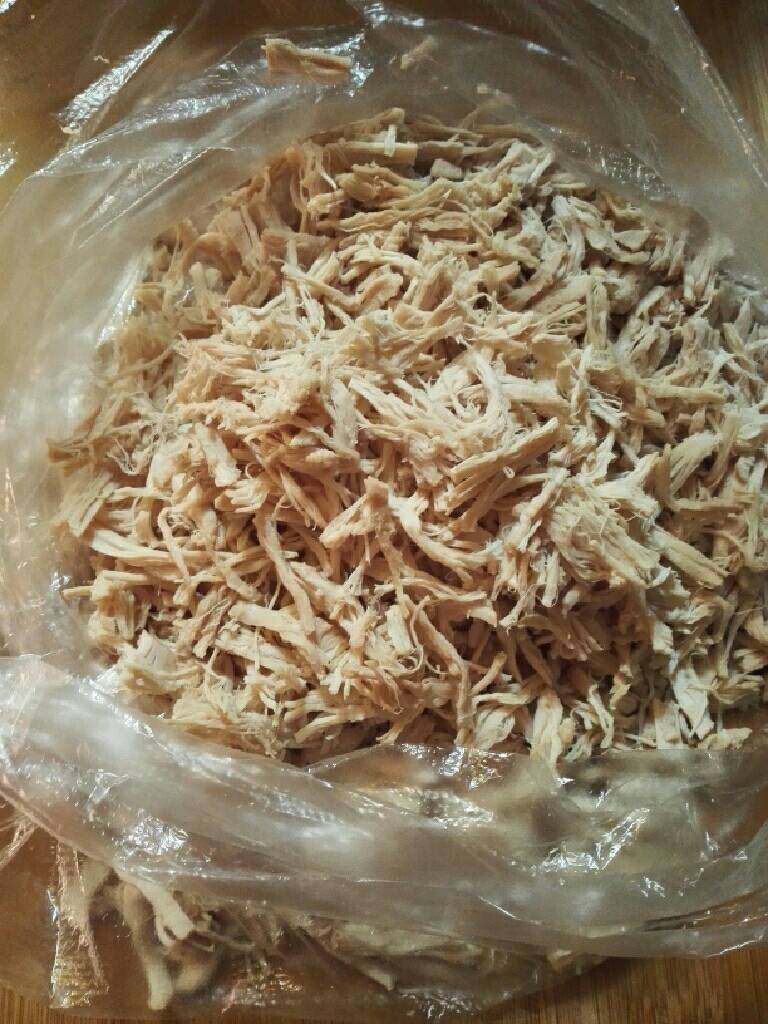 猪肉松,打开保鲜袋,用手再撕散一点。