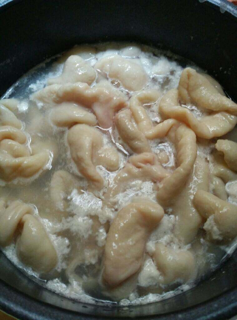 卤猪大肠五花肉,猪肠洗净整条入锅放冷水烧开,再次冷水洗净去除浮沫
