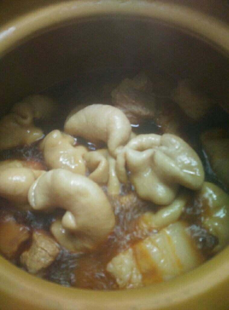 卤猪大肠五花肉,改小火慢煲一小时,这时五花肉已经煮烂了,可以先把五花肉捞起来,猪大肠继续煮半小时,
因为五花肉烂熟猪肠还没煮好,如果等到猪肠煮熟透,那时五花肉已经过于熟烂了,所以先把五花肉捞起。
