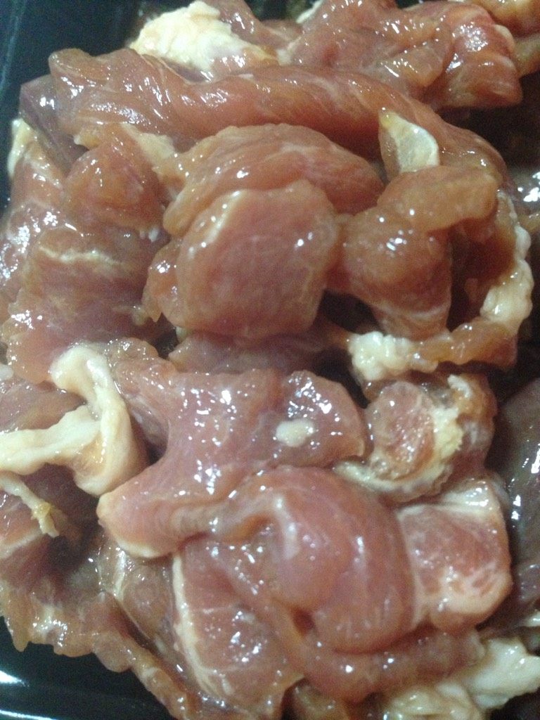 爆炒西兰花,<a style='color:red;display:inline-block;' href='/shicai/ 414'>猪肉</a>用生粉,酱油,花生油,鸡精腌制二十分钟,这样肉很嫩,也很入味。