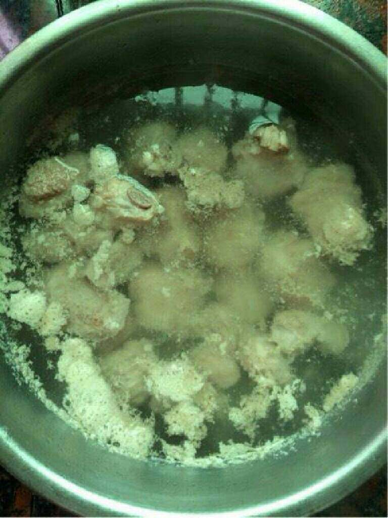 番茄话梅排骨,锅子烧开水,将小排骨放入,焯水5分钟。然后捞出再用冷水洗净,控干水分。