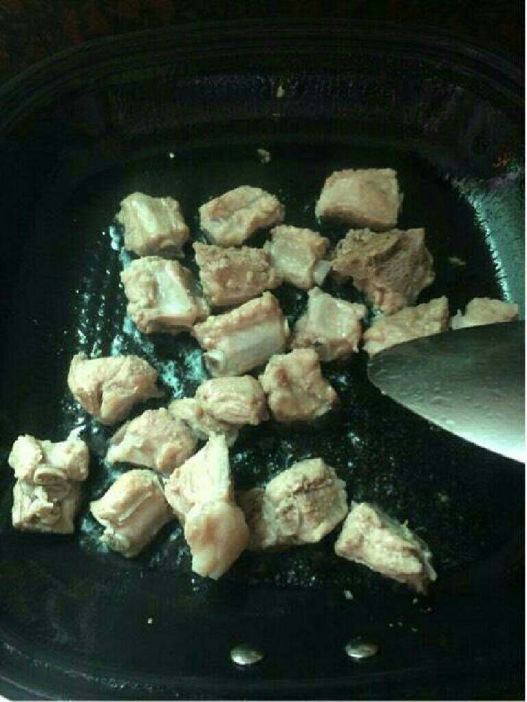 番茄话梅排骨,锅里到适量的油,倒入控干水分的排骨煸炒