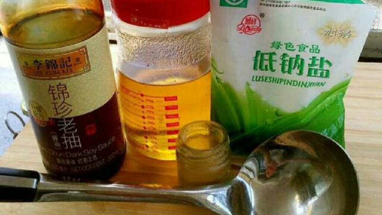 蛋饺,调料:油 盐 胡椒粉 老抽
大汤勺子