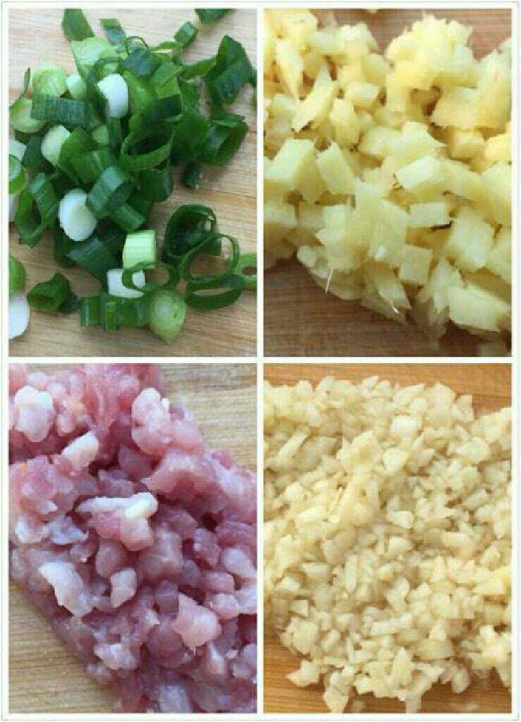 蛋饺,先把肉剁碎,姜末 蒜末 葱切小