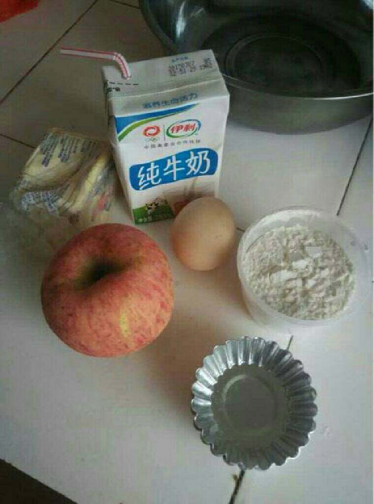 苹果派蛋挞,材料汇总:苹果2个,鸡蛋一个,牛奶10克,低筋面粉150克,黄油50克。模具6个大的,一个小的