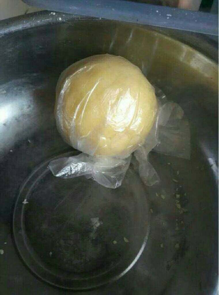 苹果派蛋挞,面和好了,拿保鲜袋装好放旁边静静等候下一步。如果不用保鲜袋装会蒸发干掉