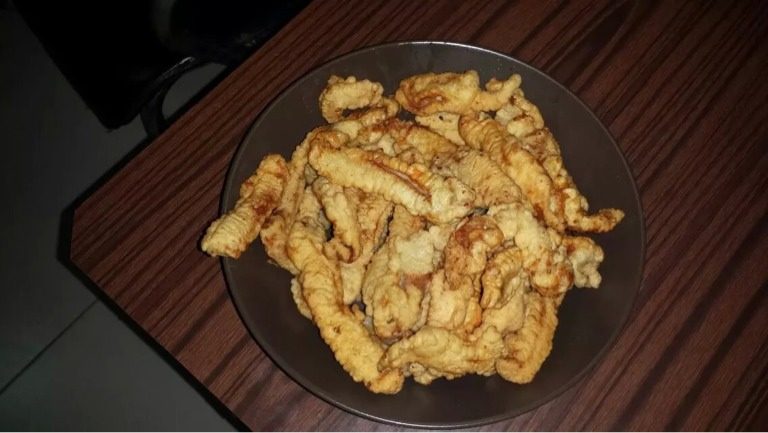 糖醋里脊,这是它们没穿衣服的样子。成熟的肉捞出后,升高油温,复炸