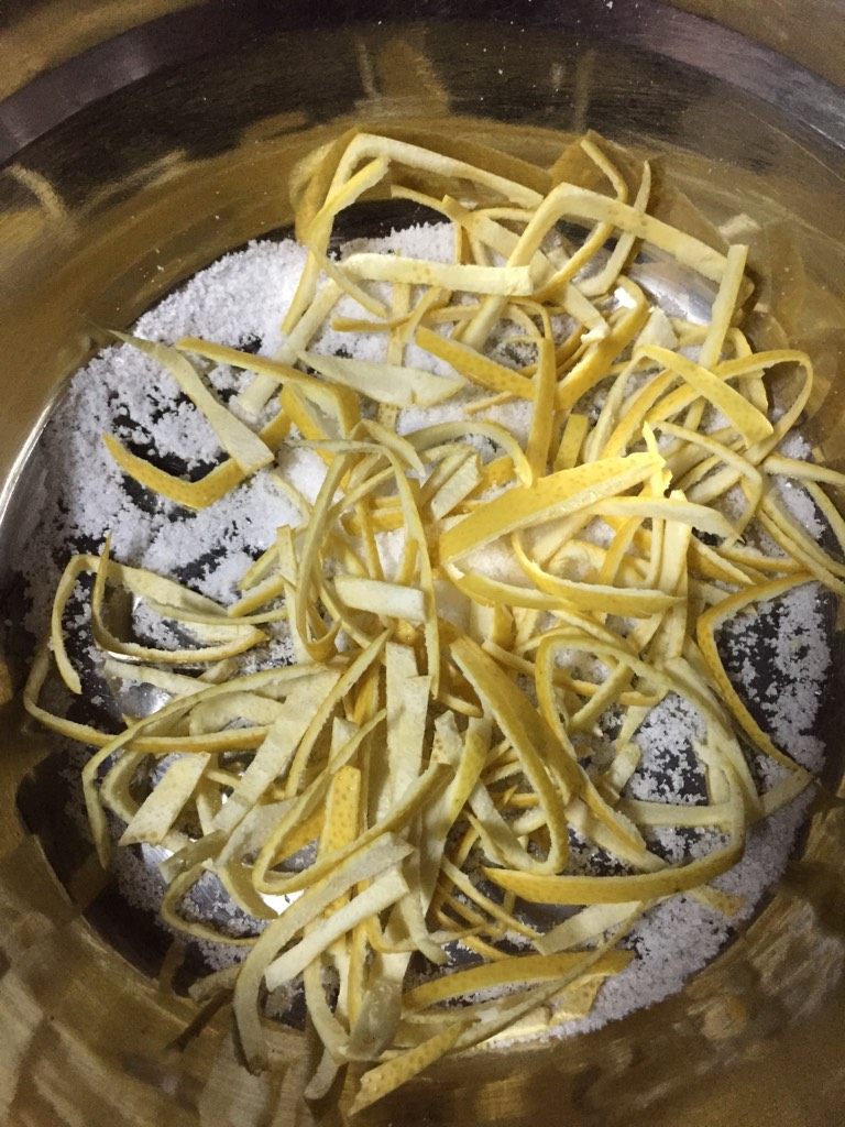蜂蜜柚子茶,将黄色外皮切细丝,撒盐