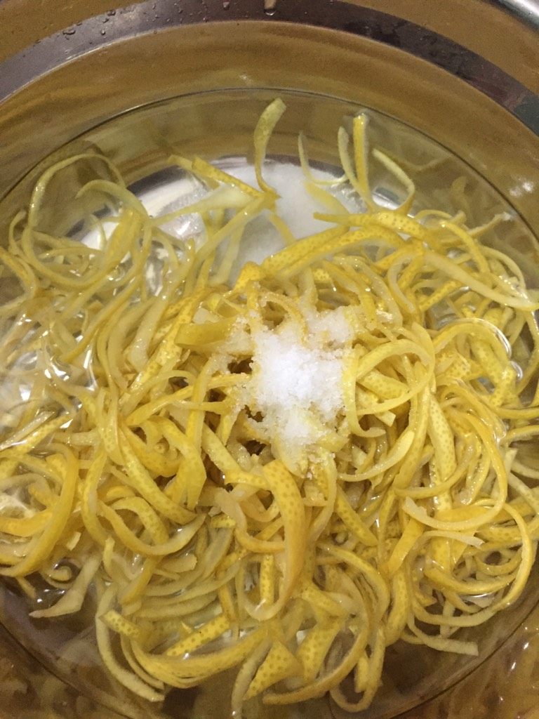 蜂蜜柚子茶,加水,泡着待用。一定要多放盐,去苦味的。