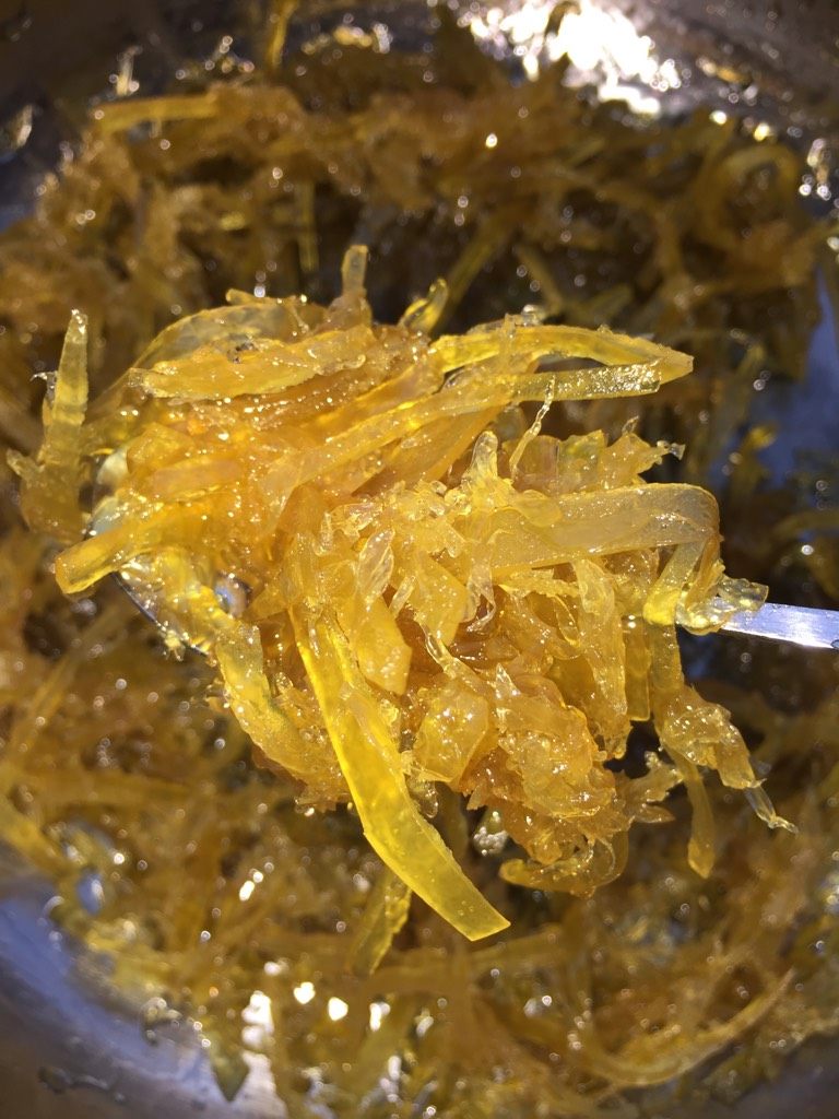 蜂蜜柚子茶,水份收干起锅,柚子呈拔丝焦糖金黄的颜色。摊开晾干