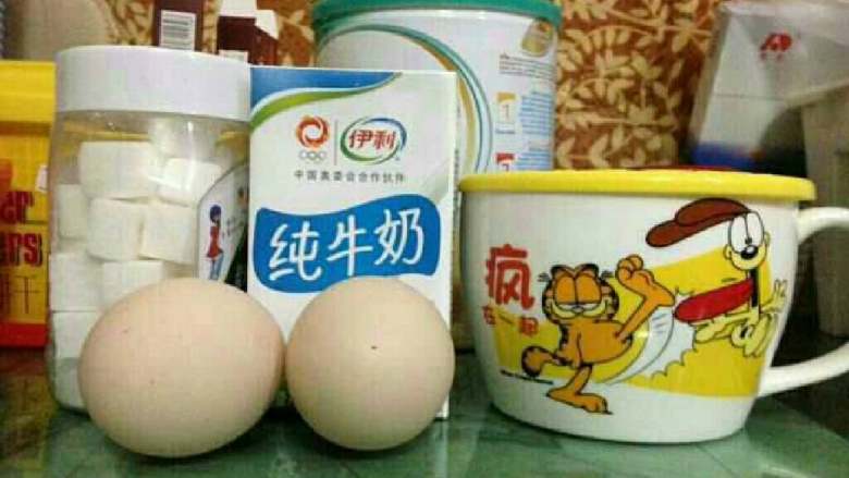 牛奶蒸鸡蛋,材料:白砂糖,鸡蛋,纯牛奶,炖盅
这里我是用方糖,家里方糖太多了,也可以先不放糖,炖好后随自己喜欢的口味放炼奶或蜂蜜!我用我的瓦杯代替炖盅,因为家里的炖盅被我摔坏了,一盒牛奶配两个鸡,这个比例必须要掌握好,要不然不够丝滑的