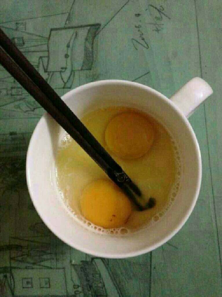 牛奶蒸鸡蛋,鸡蛋和糖搅均匀