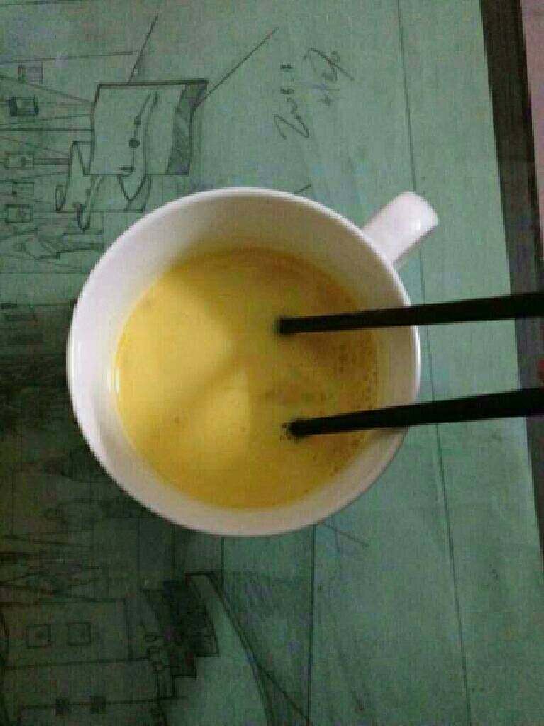 牛奶蒸鸡蛋,一定要均匀,必须均匀,如果搅不均匀会有蛋白块的