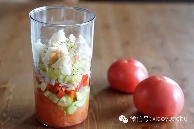 西班牙番茄冷汤,将所有食材去皮切成小丁，放入料理机中，加<a style='color:red;display:inline-block;' href='/shicai/ 156925'>水</a>到一半的位置，根据自己的口味加<a style='color:red;display:inline-block;' href='/shicai/ 851'>橄榄油</a>和盐，然后用料理机打匀，然后放到冰箱冷藏1-2小时再吃，口感最佳。