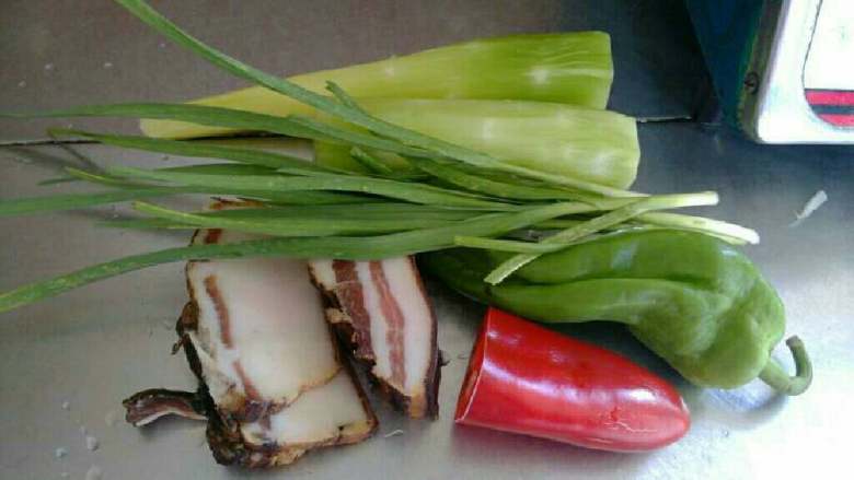 莴笋炒腊肉,材料:莴笋一根、腊肉一小块、辣椒、蒜、油、酱油、盐、料酒、生姜