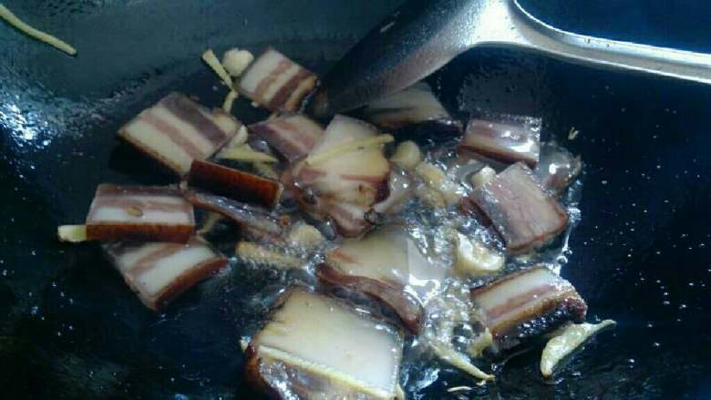 莴笋炒腊肉,.把腊肉倒入锅里翻炒。