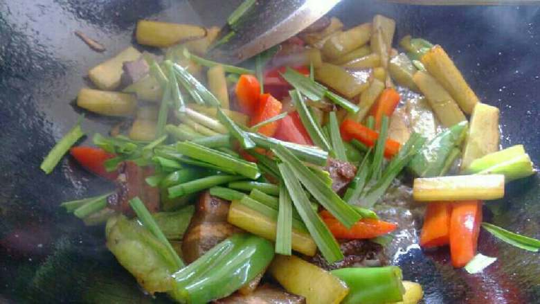 莴笋炒腊肉,炒个3-5分钟放入蒜叶和适量鸡精就可以出锅了。