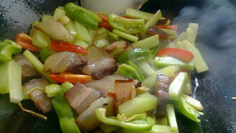 莴笋炒腊肉,放少量的盐和酱油,因为腊肉本身就有盐。