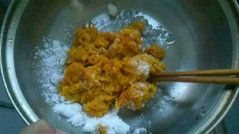 蒸南瓜饼,用手挤去多余水分,趁热加入白糖