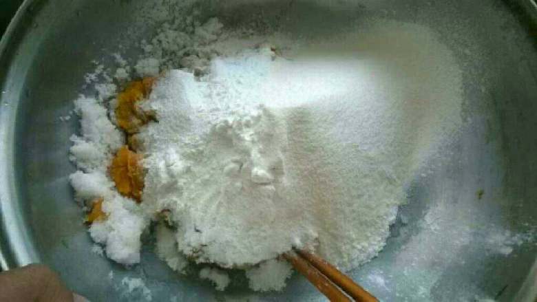 蒸南瓜饼,加入糯米粉,玉米淀粉搅匀,揉成面团