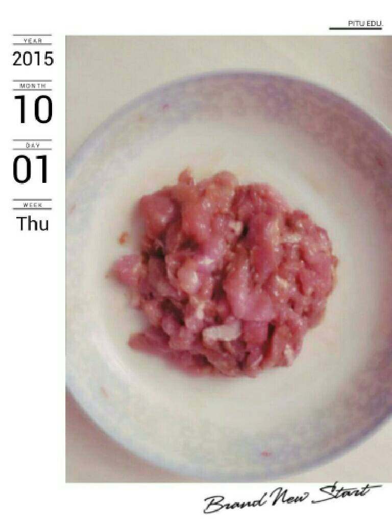 洋葱炒肉,瘦肉也切好丝,
用淀粉酱油少许的油腌制好备用。