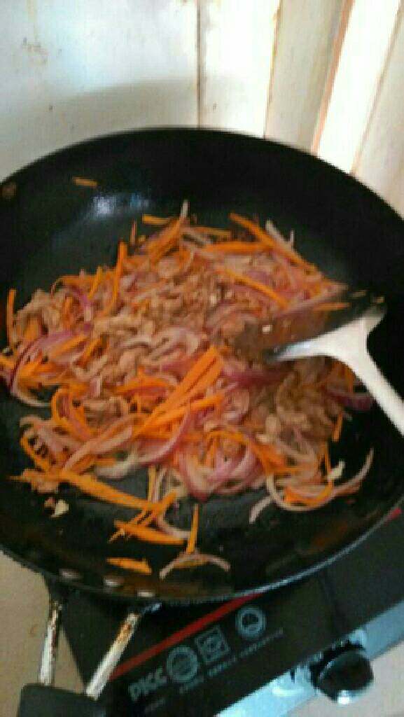 洋葱炒肉,待洋葱和胡萝卜变软后。
倒入瘦肉继续翻炒。
然后加入盐,鸡精,就可以出锅