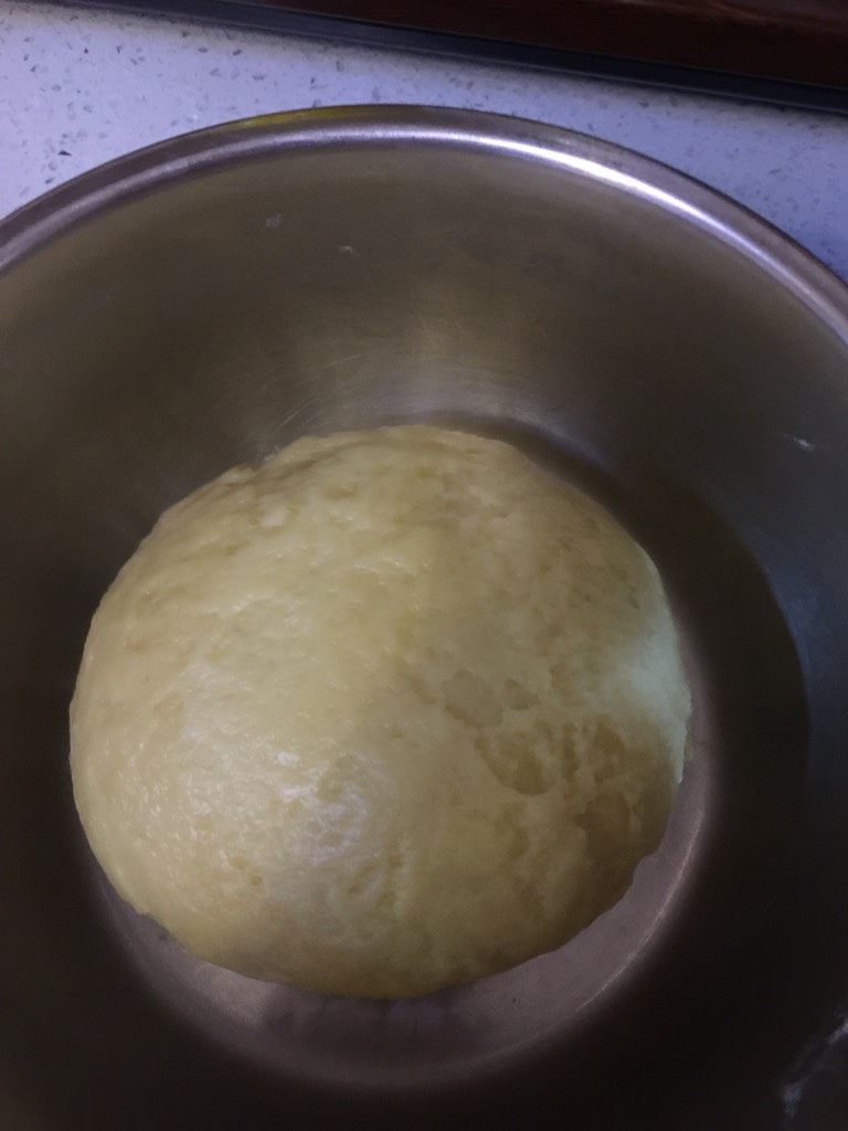 豆沙酥,200g面粉100g黄油揉匀成团制作油皮