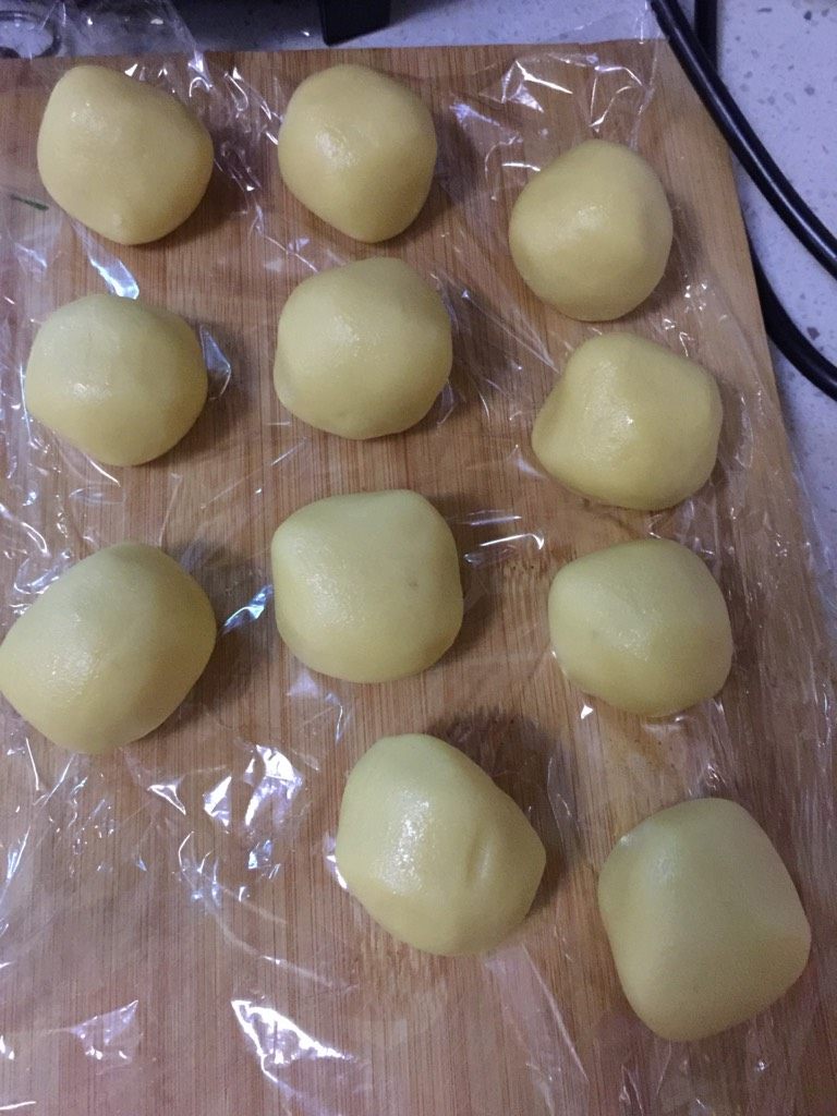豆沙酥,每种皮都分割成大小均匀的份,油皮略小一些,揉成团