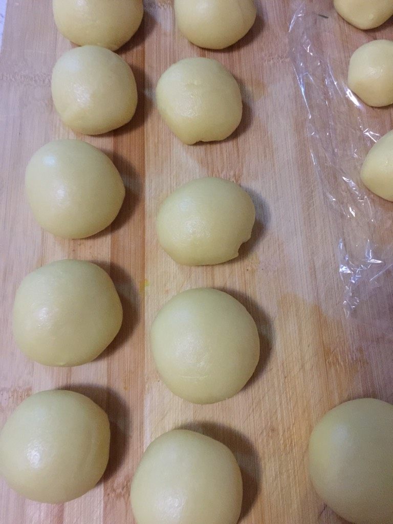 豆沙酥,每份水油皮包裹一份油皮,成团