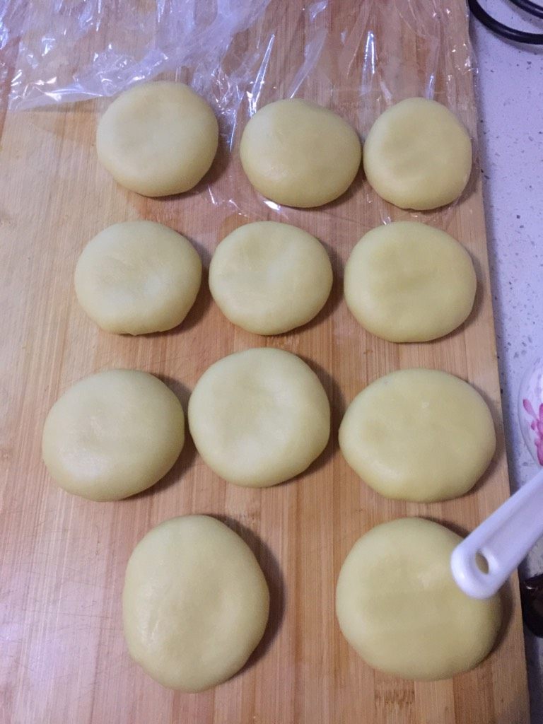 豆沙酥,再把成团的面皮擀成饼包上陷,呈圆形