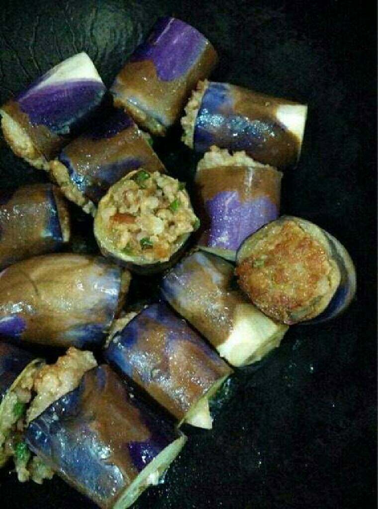 酿茄子,接着下油锅,油热下茄子肉多的面煎至金黄色,煎至肉馅金黄色翻过来煎一下