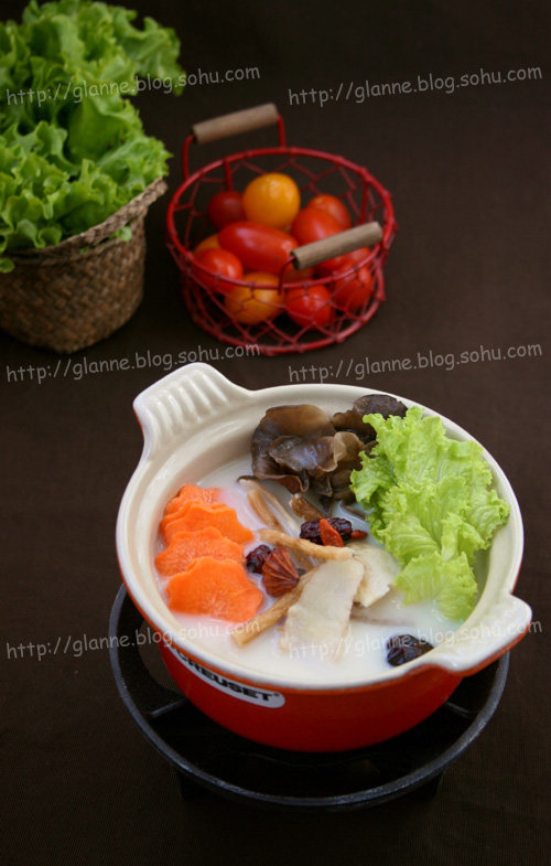 骨汤什锦小火锅,放入泡发好的<a style='color:red;display:inline-block;' href='/shicai/ 233'>木耳</a>、<a style='color:red;display:inline-block;' href='/shicai/ 230'>香菇</a>煮熟，再根据自己的喜好，一边炖煮一边加入时令蔬菜、<a style='color:red;display:inline-block;' href='/shicai/ 428'>五花肉</a>、羊肉片等等烫食。