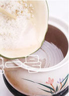 粥底火锅,<a style='color:red;display:inline-block;' href='/shicai/ 492'>大米</a>用料理机处理为稍碎的颗粒,加油和盐腌制半小时左右