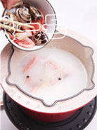 粥底火锅,先加海鲜类,之后再加肉类和菌类,绿菜一定要最后最后放
