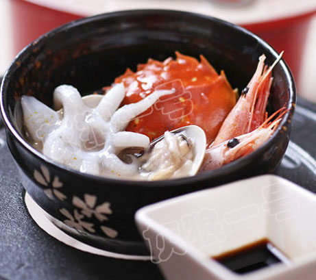 粥底火锅,煮好的配菜可以直接吃,也可以蘸食海鲜酱油