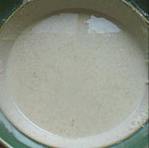 酱牛肉卷鸡蛋煎饼,放入<a style='color:red;display:inline-block;' href='/shicai/ 156925'>水</a>,搅拌成没有颗粒的面糊。