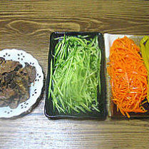 酱牛肉卷鸡蛋煎饼,准备好<a style='color:red;display:inline-block;' href='/shicai/ 54'>黄瓜</a>丝、<a style='color:red;display:inline-block;' href='/shicai/ 25'>胡萝卜</a>丝、<a style='color:red;display:inline-block;' href='/shicai/ 7745'>萝卜条</a>、<a style='color:red;display:inline-block;' href='/shicai/ 4087'>酱牛肉</a>。<a style='color:red;display:inline-block;' href='/shicai/ 25'>胡萝卜</a>洗净擦成丝，锅里放点油，将<a style='color:red;display:inline-block;' href='/shicai/ 25'>胡萝卜</a>丝炒熟，放点盐调味即可。其他材料都是熟的