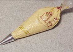 蔓越莓乳酪夹心蛋糕,装入裱花袋子,放进冰箱冷藏待用