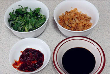 杂粮煎饼,准备好馅料，<a style='color:red;display:inline-block;' href='/shicai/ 722'>榨菜</a>、<a style='color:red;display:inline-block;' href='/shicai/ 131'>香菜</a>切碎