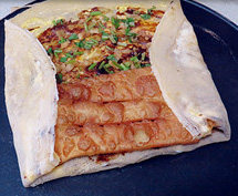 杂粮煎饼,放上脆饼,两边向内折入