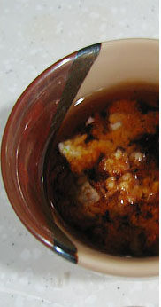 川味红油火锅,蒜茸入小碗中,依次加入蒜香椒麻蘸汁的调料即可