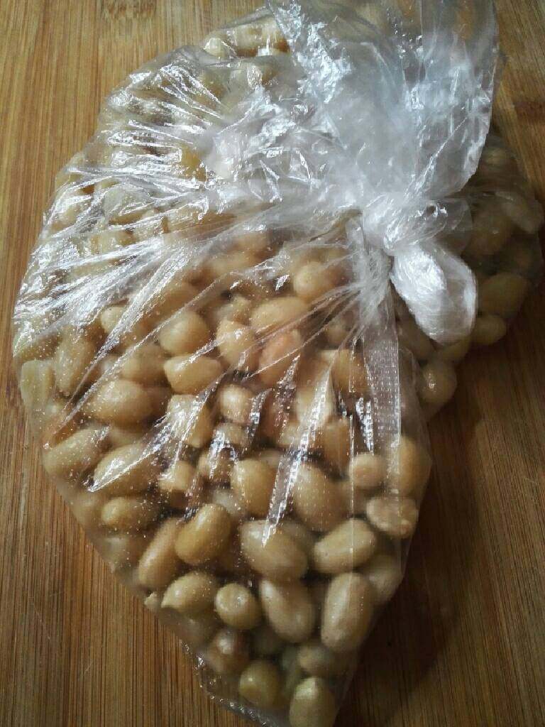 酒鬼花生,把花生米水份晾干(也可以用厨房纸吸去多余水份),装入保鲜袋,放入冰箱冷冻3小时左右。(记住是冷冻层不是冷藏)