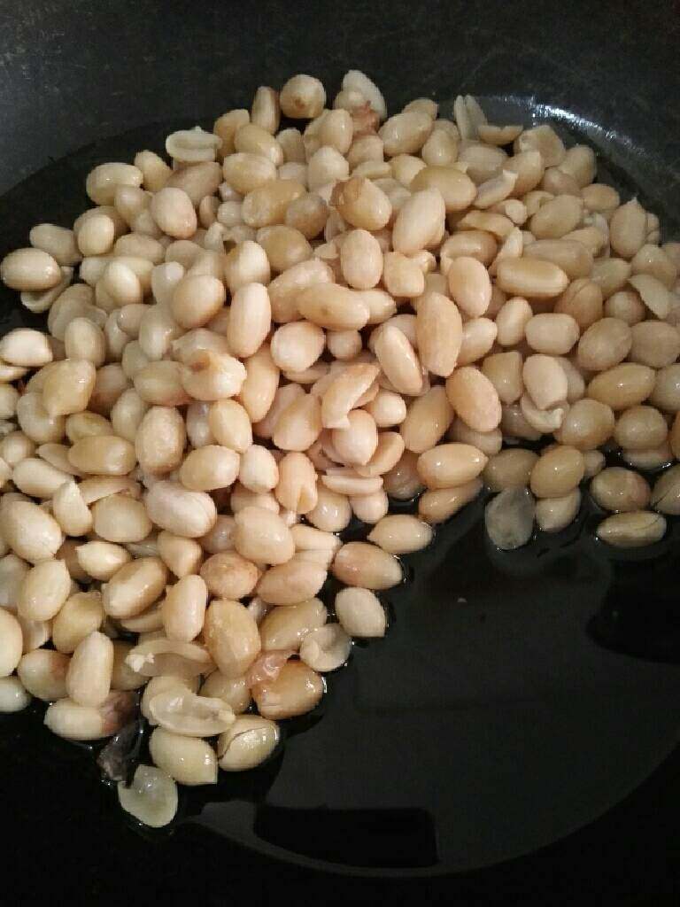 酒鬼花生,锅烧热,加入适量油(不要太多,比平时炒菜稍微多一点就可以),冷油倒入花生米。
