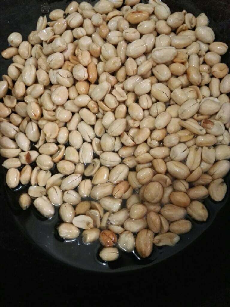 酒鬼花生,小火翻炒(记住一定要小火,小火,小火),待花生米色泽微黄干松时捞出即可。
