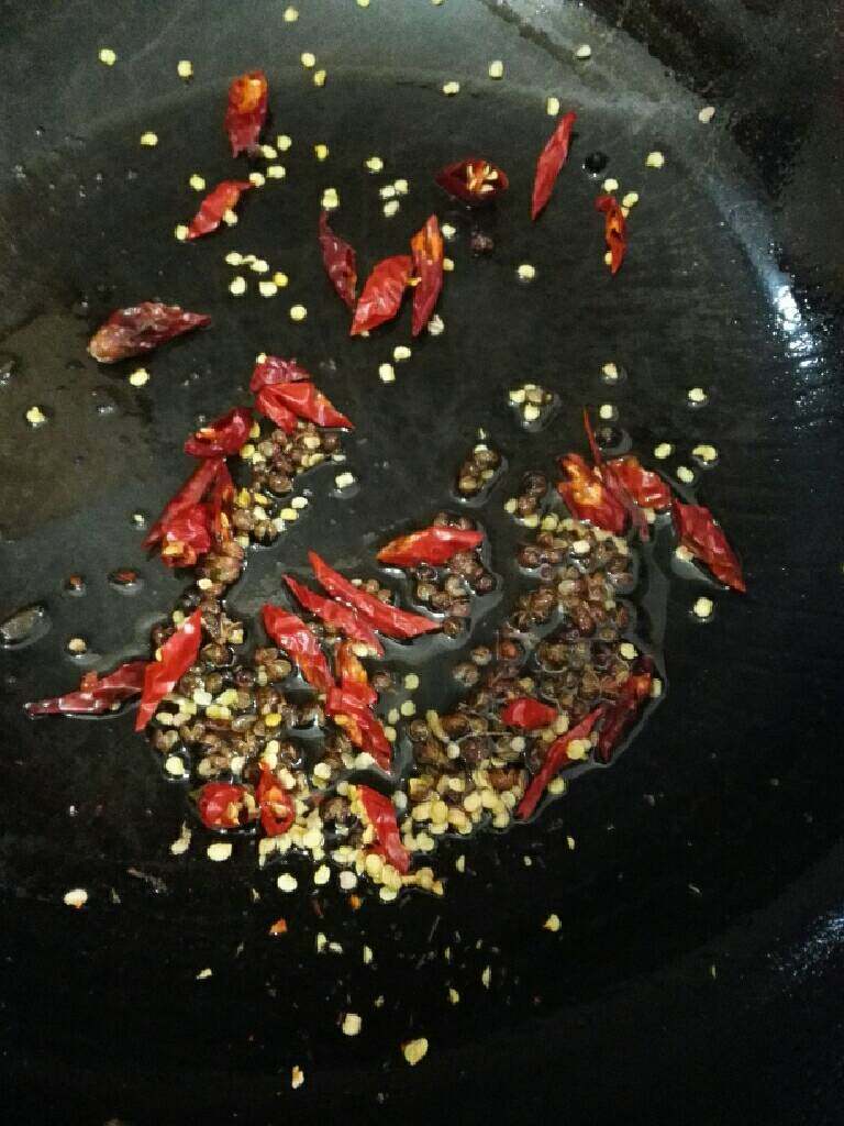 酒鬼花生,锅留底油,加入花椒,干辣椒炒翻炒。