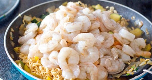 蔬菜鲜虾面,煮至面条松散开时加入虾肉，继续煮几分钟至虾肉变熟，面条变软，期间要多搅拌几次。
出锅后可以加一点是拉差、葱花或者是白芝麻。
 