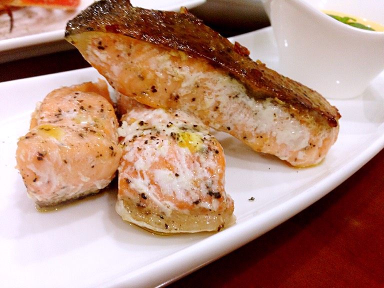 分子料理三文鱼配柠檬酱,出锅,摆盘,上桌前再滴几滴橄榄油。